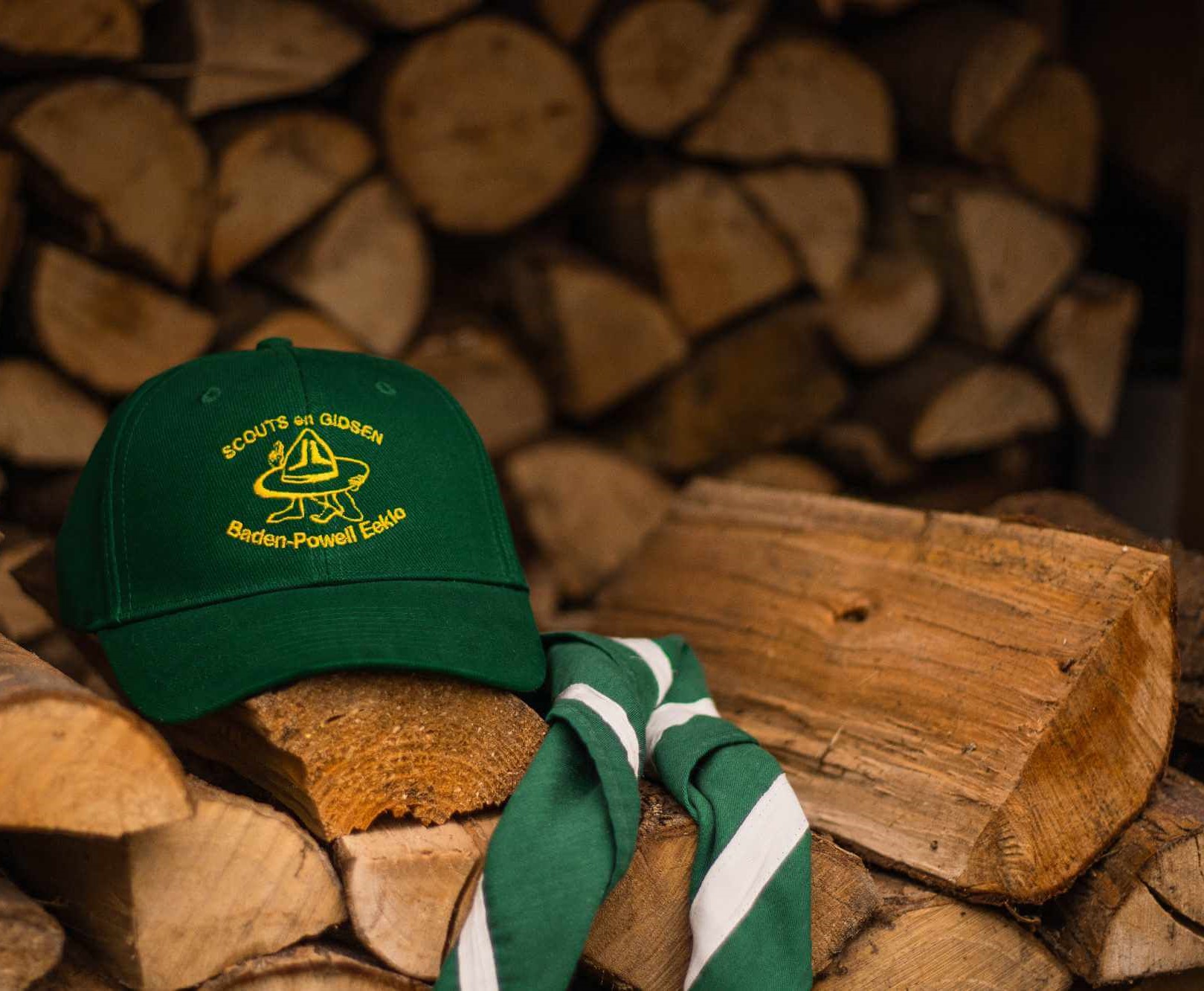 Scouts pet en das op houtblokken